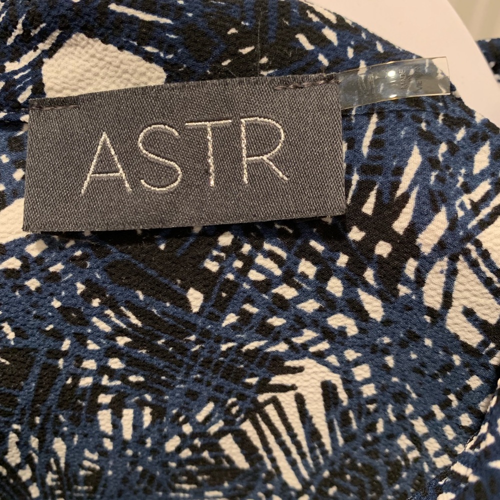 ASTR Printed Open Back Blouse - Picture 4 of 5